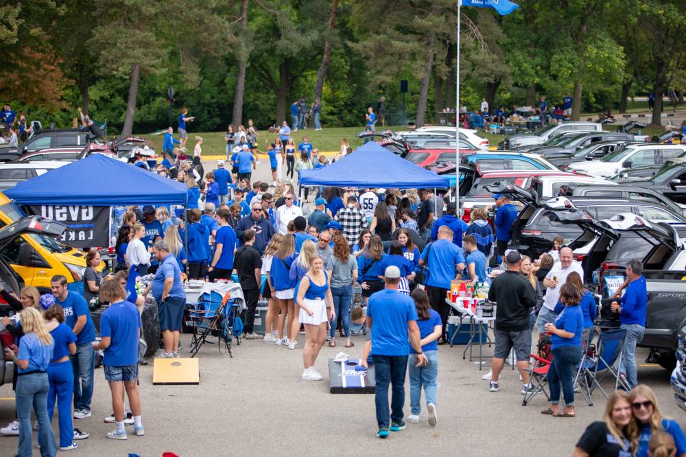Overview picture of crowd during Family Day tailgate.